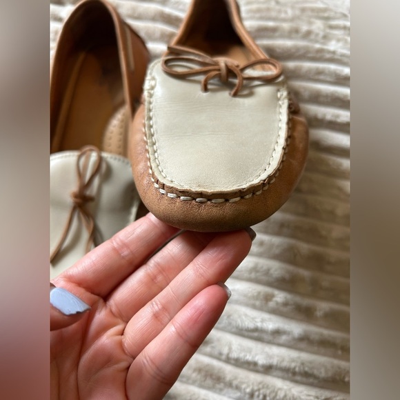 G. H. Bass Cream and Brown Moccasins with Decorative Bow sz 6.5 - Picture 4 of 8